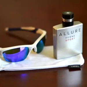 O frasco elegante de Allure Homme Sport, refletindo a sofisticação atlética de Chanel.