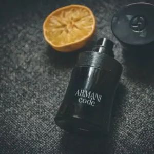 O limão do Armani Code adiciona uma nota cítrica adicional, que complementa a bergamota e contribui para a frescura inicial.