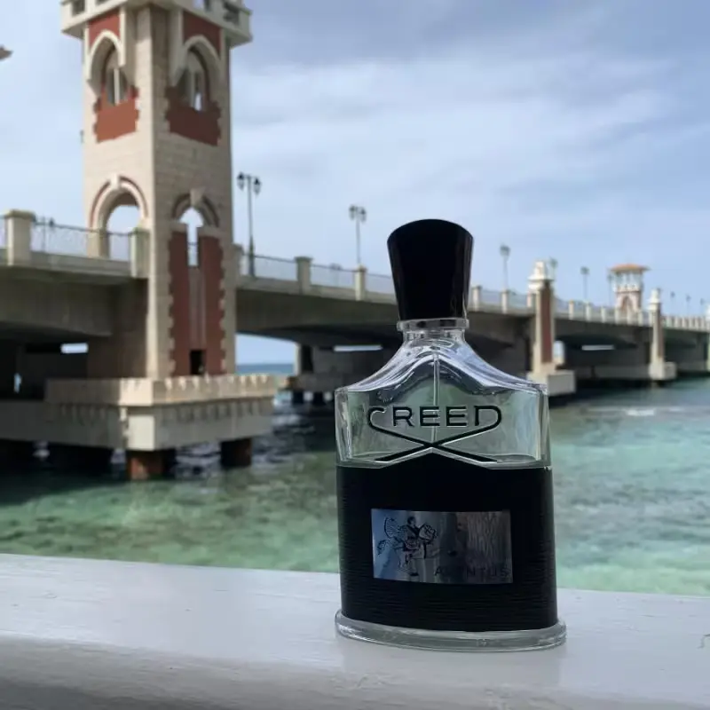 Os perfumes Aventus da marca Creed remetem ao frescor do oceano.