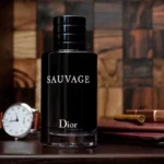 Dior Sauvage - frasco em cima de um tecido de couro.