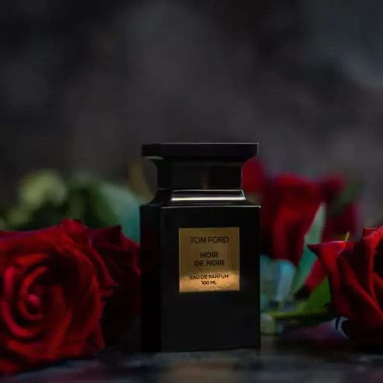 Tom Ford Noir remete à sedução, elegância e sofisticação.