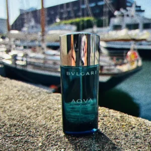 Close-up do frasco de perfume Bvlgari Aqva Pour Homme, exibindo seu design detalhado e marcante.