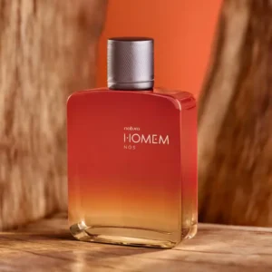 Perfume Natura Homem Nós sobre uma mesa e um fundo amadeirado complementando sua essência.