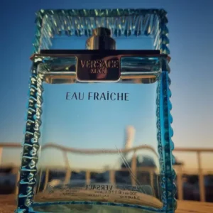 Frasco do perfume Versace Man Eau Fraiche, representando sua fragrância fresca e amadeirada, ideal para o homem moderno.