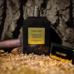 Tobacco Vanille de Tom Ford: Um perfume compartilhável em frasco luxuoso, ideal para homens e mulheres.